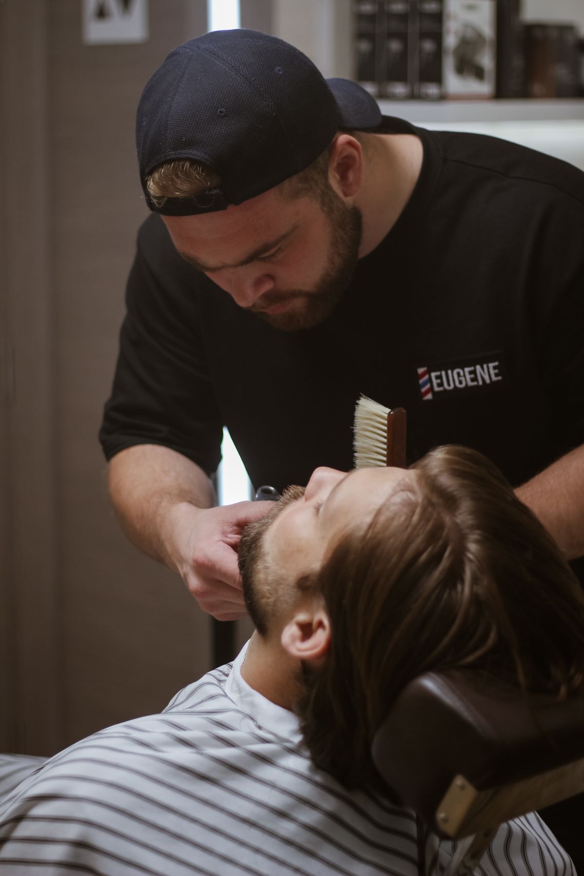 Man getting beard trim