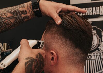 Close-up of man getting a haircut at a barber shop in Colombo, Brazil, showcasing modern styling techniques.