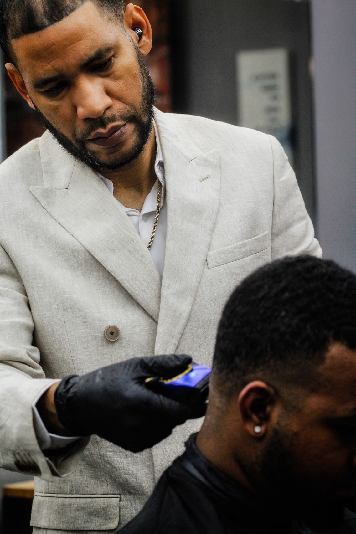 Man getting beard sculpting
